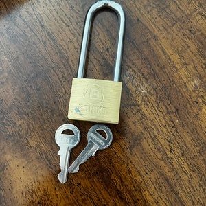 Brinks key lock with 2 keys
